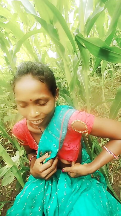 Sister-in-law called me to the field of maize today and sister-in-law sucked my cock and removed the water, then I picked up sister-in-law's two legs and fucked my sister-in-law loudly.