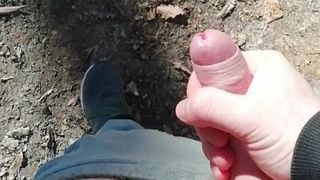 Masturbación con la mano en un bosque