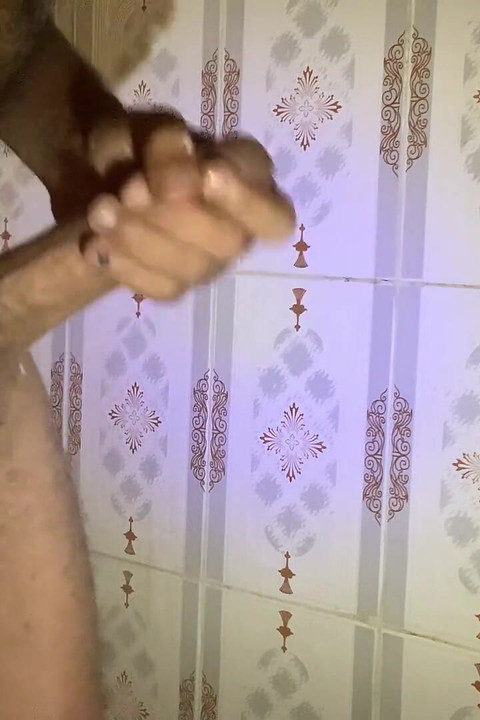 Seksi bijeli kurac sam igra