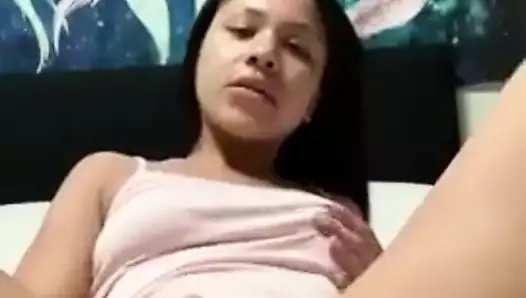 Latina se masturbe sur son lit