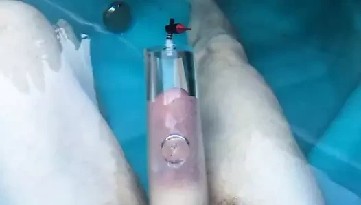 温水浴槽でチンポの包皮とボールをポンピング