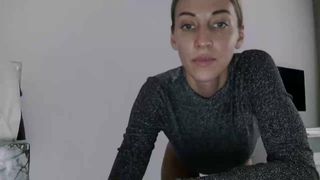 Rihannarossy - show de twerk au cul nu et gros seins qui tremblent