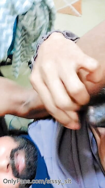 Hijabi muslim kinner hijda try to masturbate impotent penis