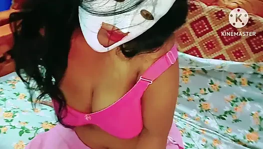 Azgın tamil orta yaşlı seksi kadın üvey kız kardeşinin onu gözetleyen üvey oğlunu yakalıyor ve azdırıyor