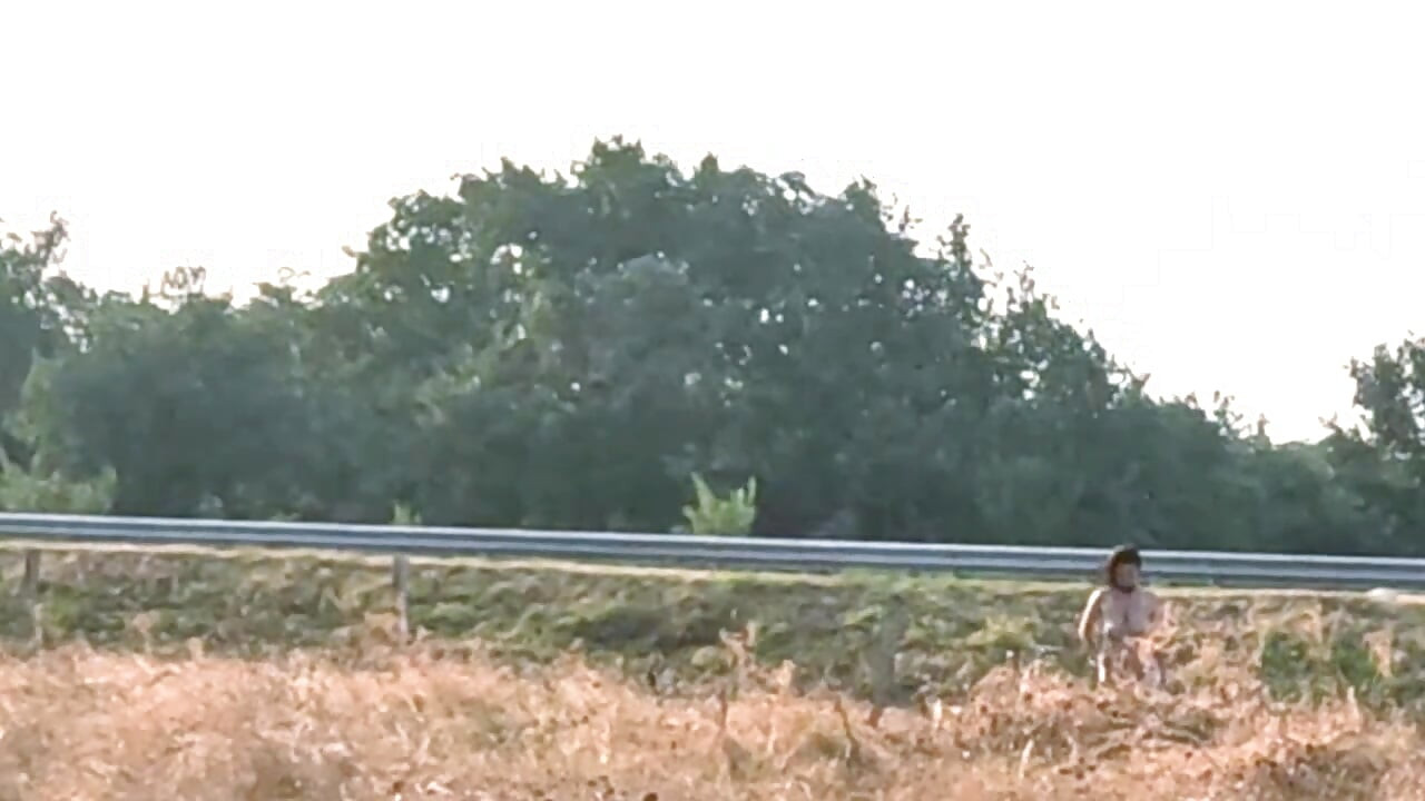 Humillación De La Esclava Tich - Muestra Su Coño Y Tetas