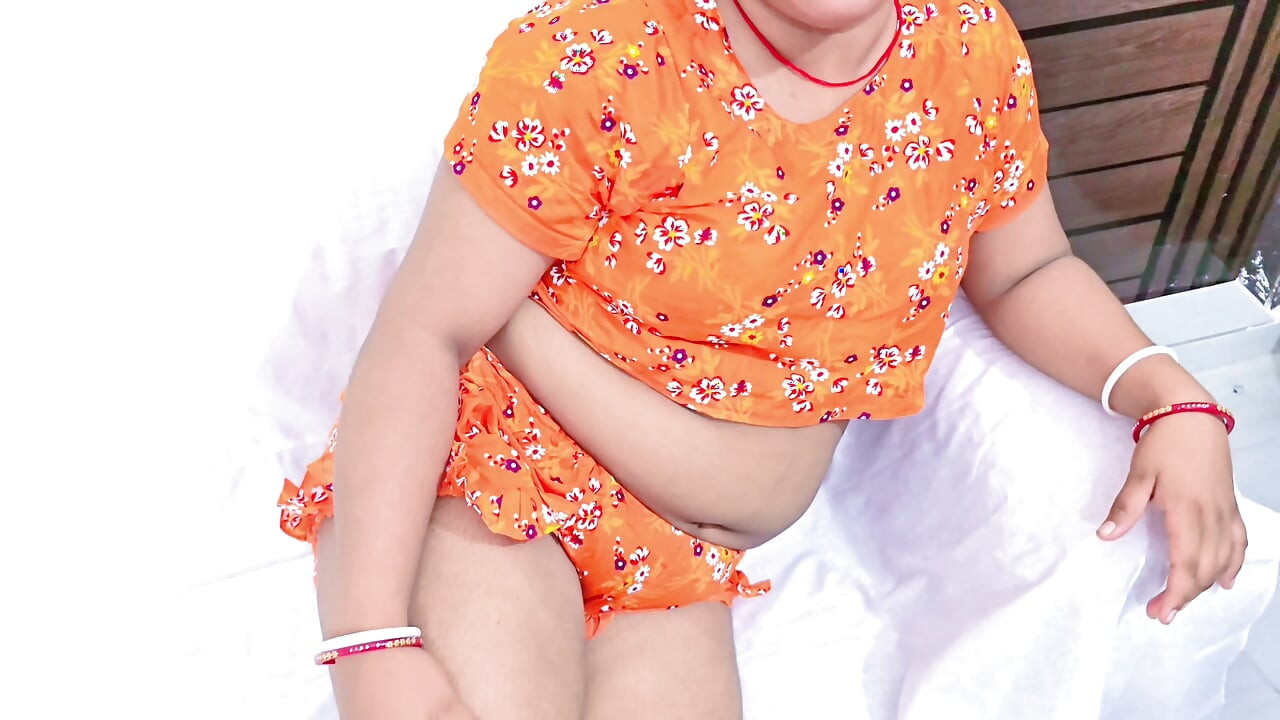 Encuentro a mi pequeña hermanastra con mi ropa puesta, la tomo y la follo duro hasta que me corro en su coño