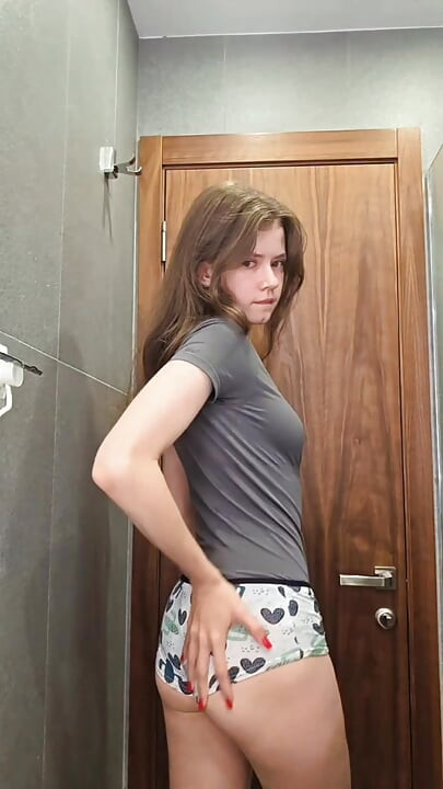 Tahle dívka ví, jak tě udělat tvrdým.