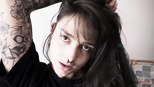 Dreadhot'un büyük götü anal dölleme için canavar yarağı alıyor