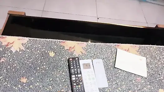 Arkadaşı evde değildi, bu yüzden üvey kız kardeş seks yaparak amının susuzluğunu giderdi.