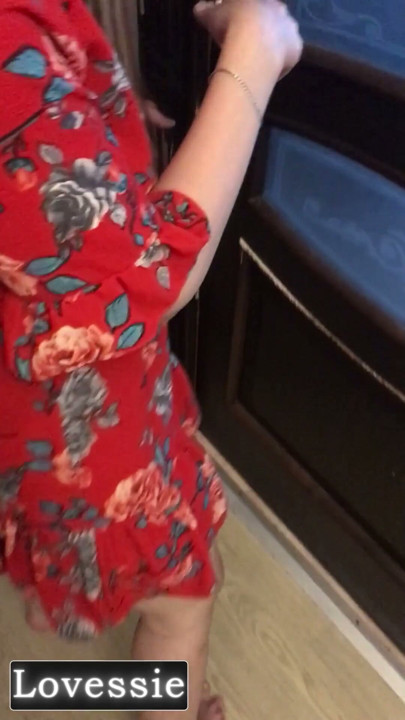 Uma linda milf em um vestido vermelho chupou o pau do vizinho na varanda e o convidou de volta para sua casa - Lovessie | Clipe 2