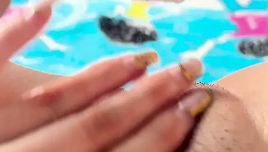 Красивая девушка мастурбирует