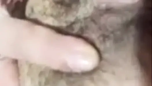 Азиатская девушка демонстрирует свою киску и большую грудь