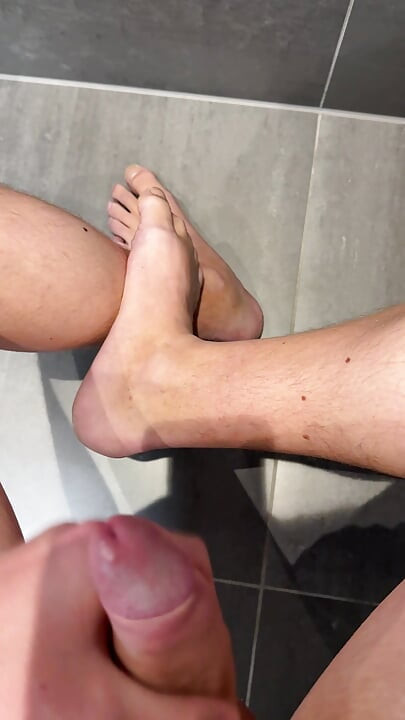 Long jerk and a massive cumshot on my feet!