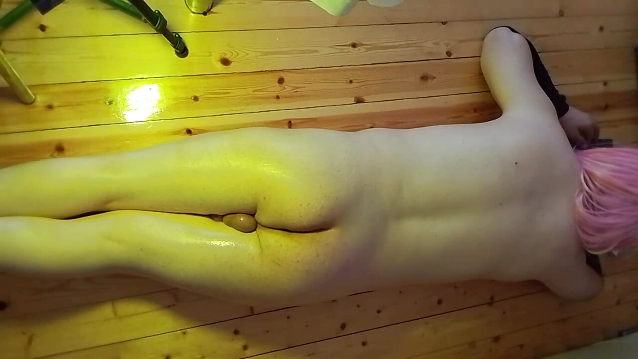 Femboy lucu menepi sweater besar di atas kaki telanjang