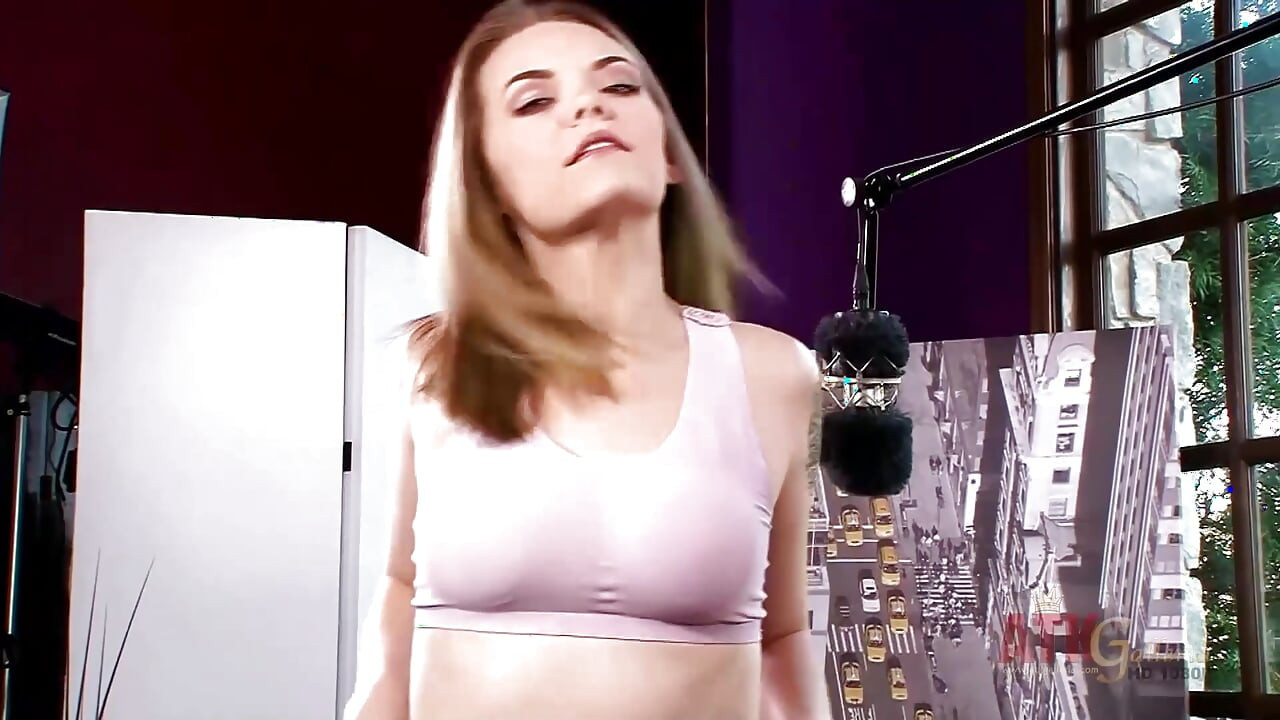 Staci May zadirkuje solo: obrijana pička, trljanje klitorisa, jahanje vibratora do tresućeg orgazma