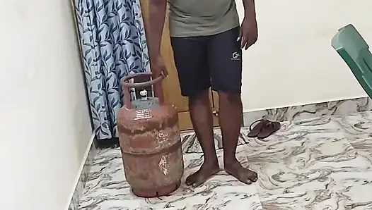 House Wife Fucks the Gas Cylinder Delivery Boy