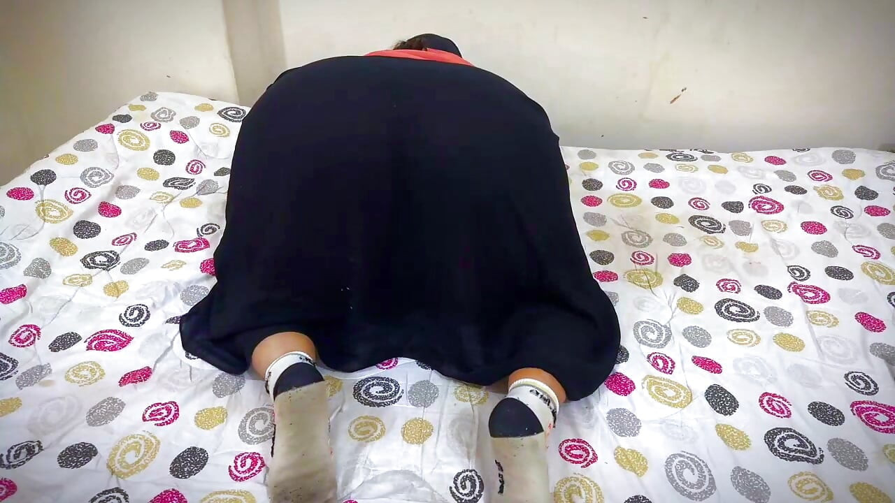 タブー:毎朝、ムラムラしてアナルセックスを望むMILF継母がオンラインで同居している