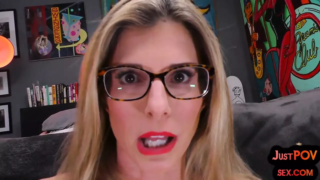 第一人称视角 穿着性感内衣的业余丰满熟女在毛茸茸的阴户中性交