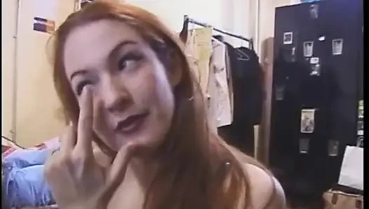 Heiße domina in leder mit einem tollen körper steckt einen typen in klammern