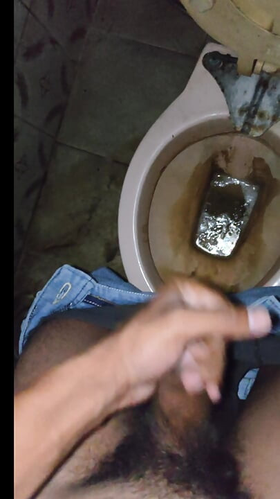 Melancap dalam tandas dan pancutan mani besar