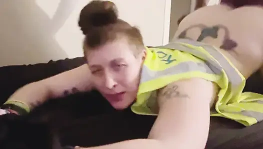 Adam lezbiyen ilk kez yarak denemeye karar verdi ve iş arkadaşını sikiyor