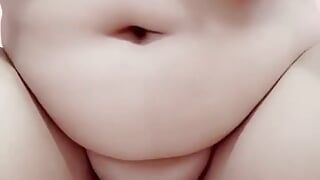 Napalona ciocia biorąc dildo w jej ciasny anal
