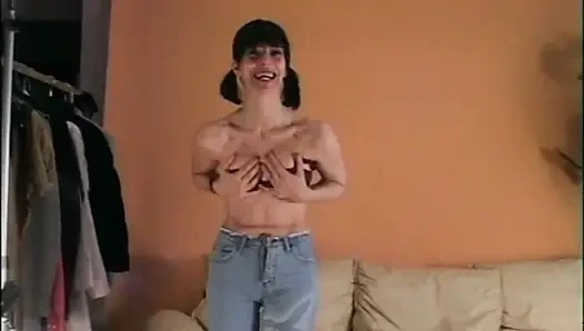 Gadis amatir dengan toket kecil yang pemalu lagi asik masturbasi memeknya yang berbulu di depan tukang ngintip