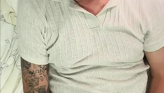 Porno izlerken o kadar azdım ki sikimi güçlü bir orgazm için okşamak zorunda kaldım