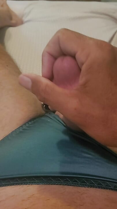 Pas de mains qui jouissent dans la culotte.