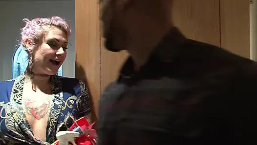 Cewek pantat besar bertato panas disodok oleh bbc-nya di lantai