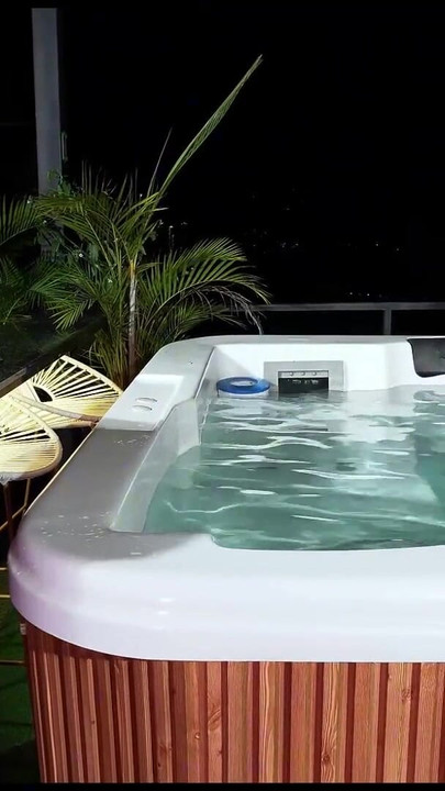 Melany Latina a barátja legjobb barátjával baszik a jakuzziban | 1. klip