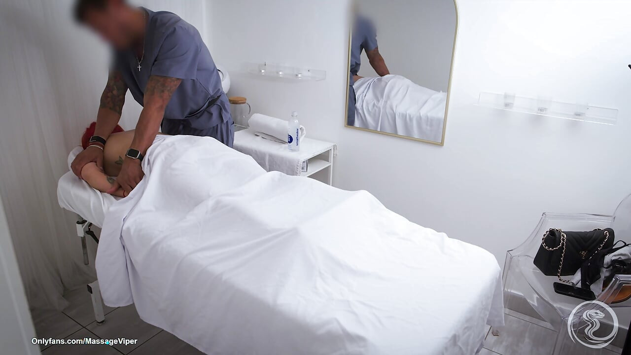 Storbröstad kund sprider benen på massagebordet – 69, ansiktsridning, doggy style och ansiktssprut på brösten