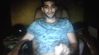Lindo italiano chico masturbándose mostrando culo