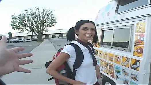 Stark penetrierter schlitz von geiler Youngster love box sieht klein voller sperma im gesicht aus