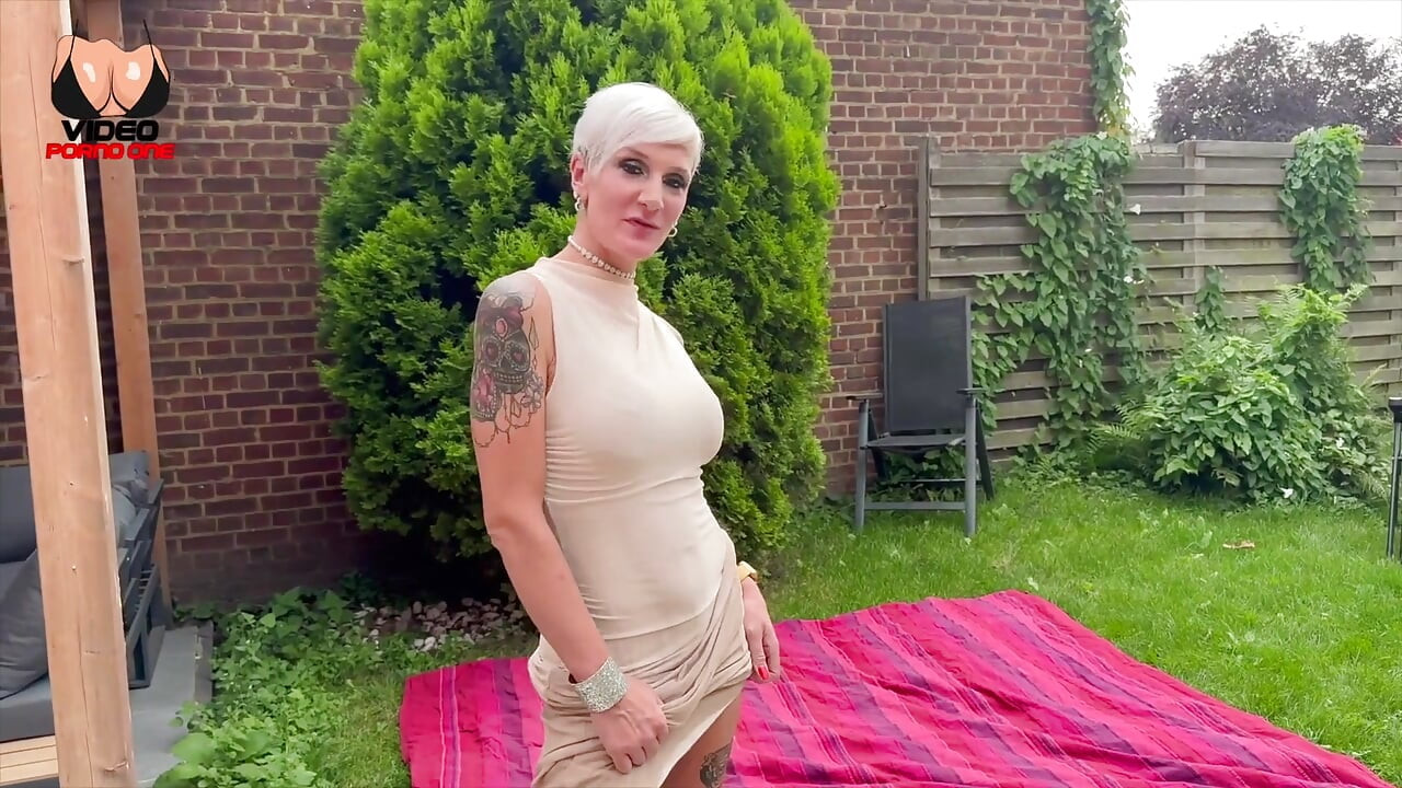 Blond MILF jest pieprzona w swoim ogrodzie!