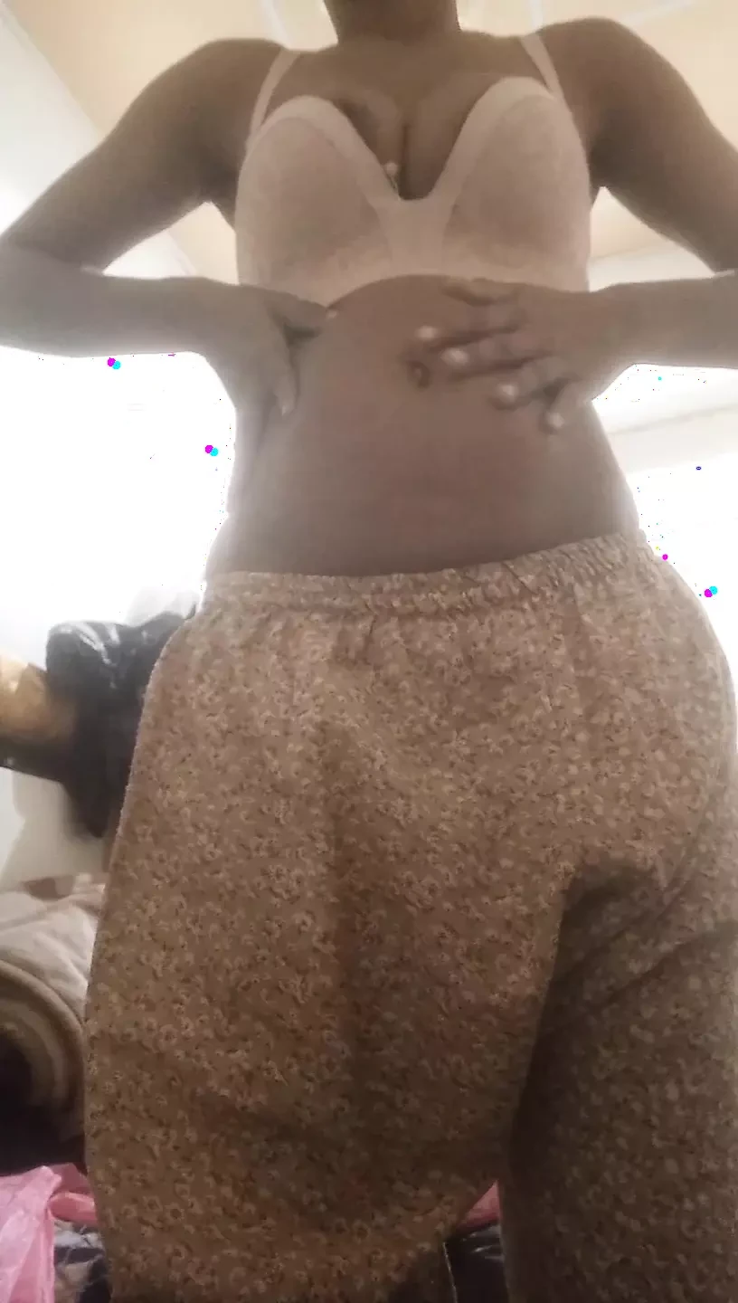 There are no Bangladeshi people who can fuck, so I made the pussy red with my hands.