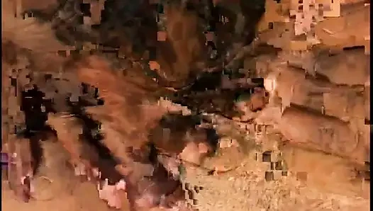 Zenci adam yatak odasında ateşli zenci sürtük tarafından yarağını emdiriyor