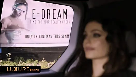 Die geschäftsfrau mit mehreren bedürfnissen