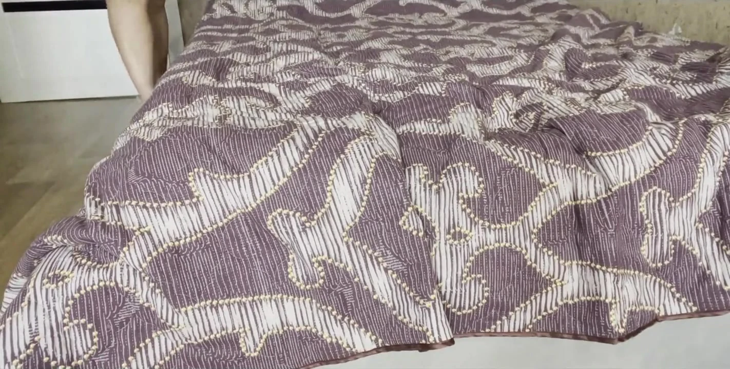 Şeffaf külotlu orta yaşlı seksi üvey anne ıslak amına mastürbasyon yapıyor