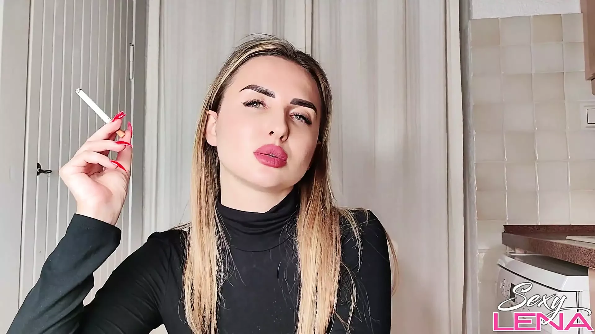 Si cantik lagi asik merokok sama kuku panjang