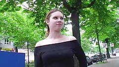 O adolescentă drăguță germană își zdrobește păsărica strânsă