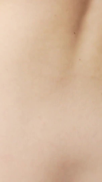 Spektakulärer moment von "VIP4K. "Devote blondine mit verbundenen augen und grob gefickt"