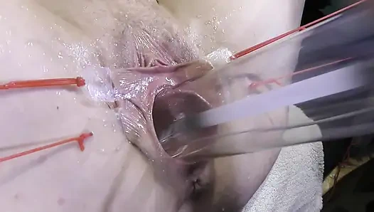 Далеко распространённая киска крупным планом, трахается с лампой на 1000 ватт