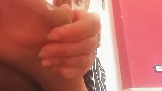 Stiefsohn, deine süße stiefmutter hat füße so müde! Willst du mir einen Gefallen ertun?