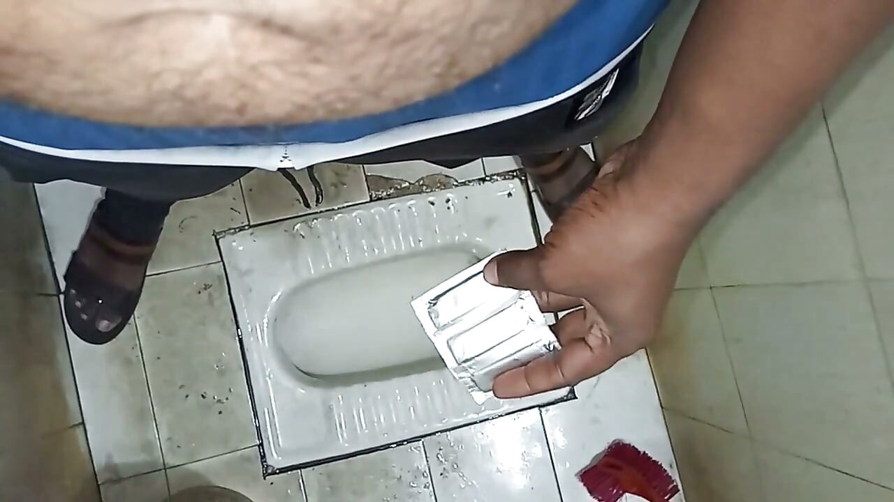 Minha esposa fodendo um dildo com beijos