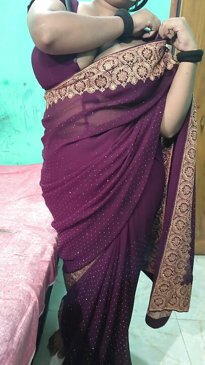 Hot Desi Look in Saree Come Feel the Charm