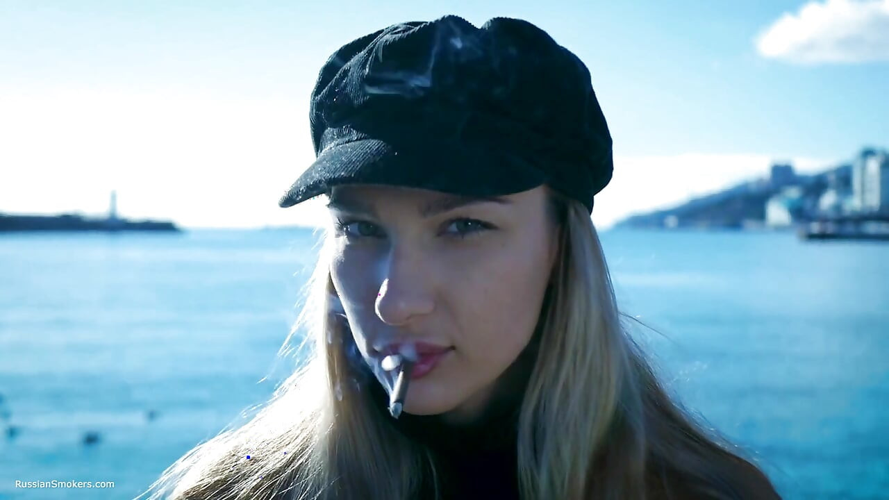 Ao ar livre fumando com beaty russa menina 1