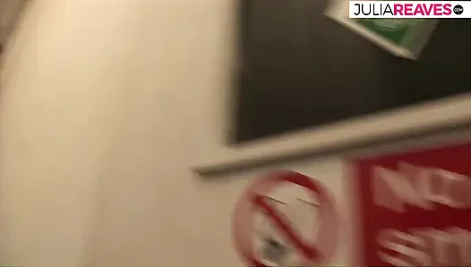 Чернокожая девушка скачет на массивном члене до камшота после его отсоса