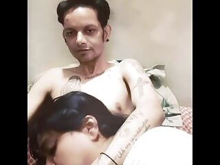 Mijn stiefzus zuigt aan mijn lul in mijn kamer, sperma in de mond in het Hindi-adio
