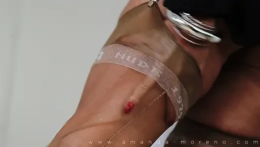 Yaramaz naylon orta yaşlı seksi kadın Amanda Moreno - solo, erotik
